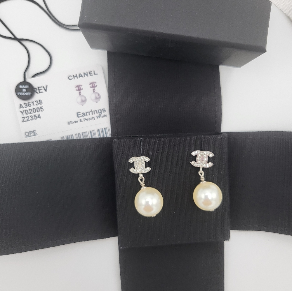 Brand new authentic Chanel crystal cc with pearl earrings - Picture 13 of 17